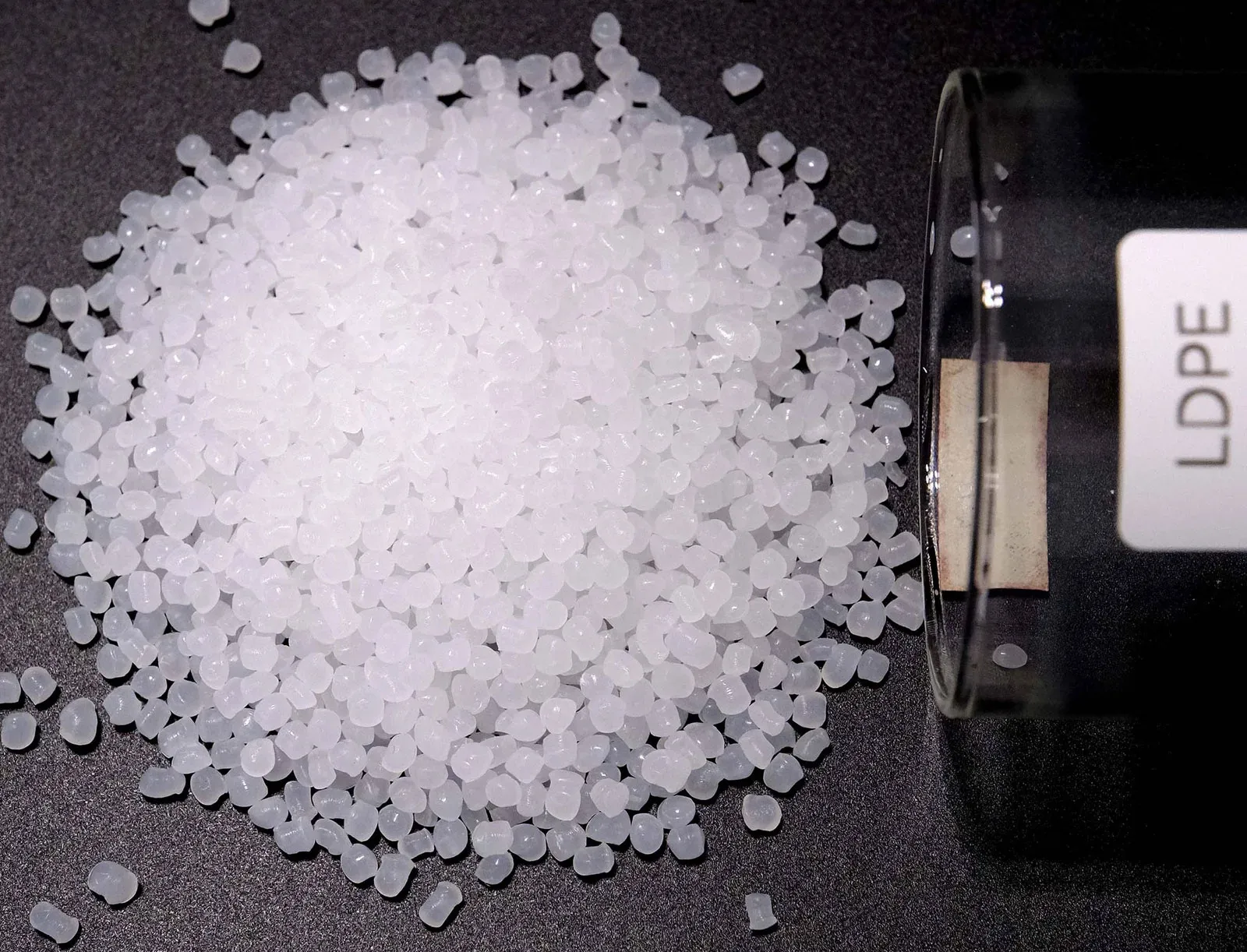 Hạt nhựa LDPE có khả năng chống ẩm và an toàn khi sử dụng.